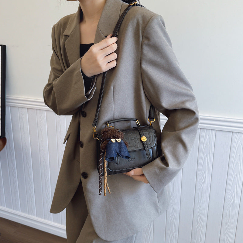 Simple texture college style small square bag women's new 2025 autumn and winter shoulder bag personalized foreign style handbag