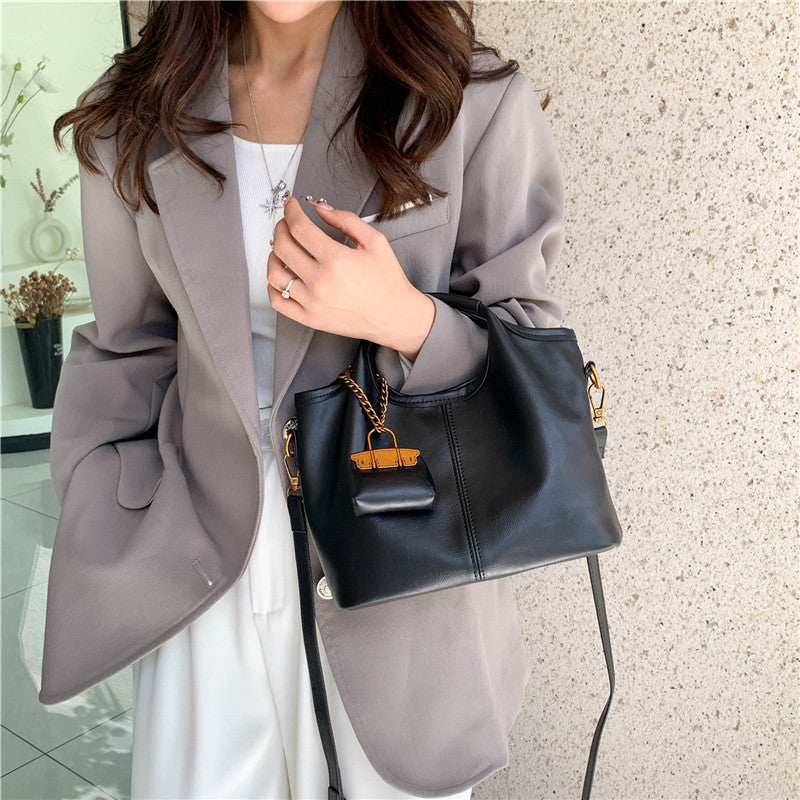 Retro niche handbag women's autumn and winter new high-end commuting large-capacity shoulder messenger bag mother and child bag