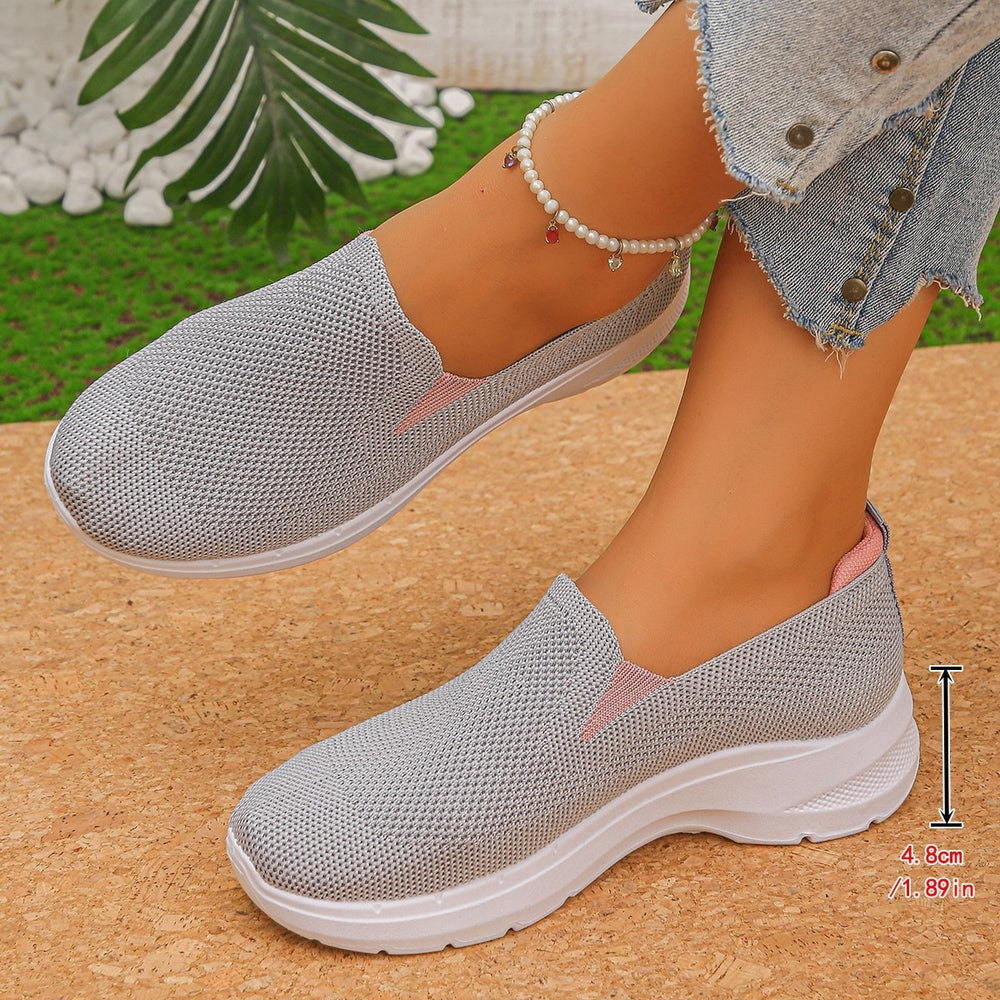 Wholesale women's plus size casual shoes: flyknit breathable, lightweight, comfortable mesh shoes with soft soles