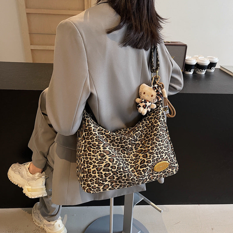 Fashion leopard print tote bag women's 2025 new autumn and winter popular commuter bag large capacity shoulder messenger bag