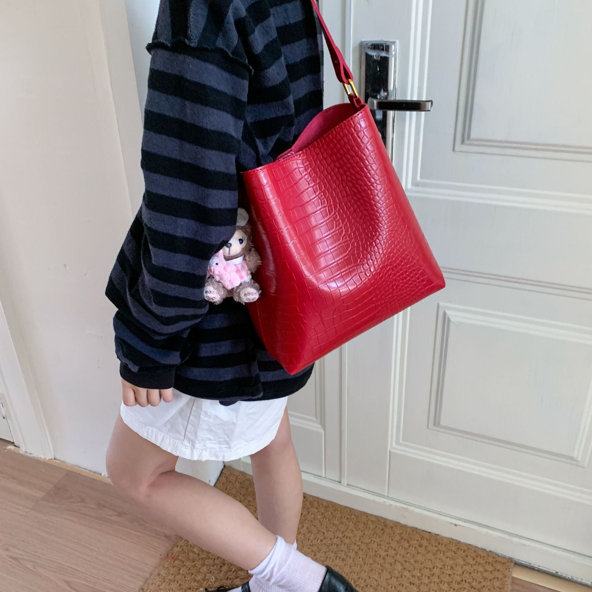 Big bag women's bag 2025 new crocodile pattern bucket bag fashionable large capacity messenger bag commuter women's shoulder bag