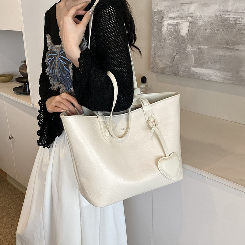 College students are versatile in class, summer and summer, large-capacity commuting tote bag, women's new silver peach heart shoulder bag