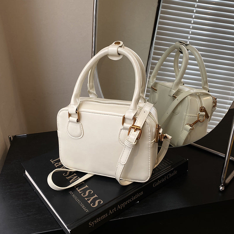 Retro niche bag women's 2025 new autumn and winter foreign versatile messenger bag high-end fashion portable small square bag