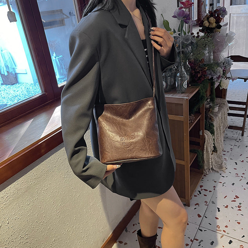 Retro fashion bucket bag women's 2025 new autumn commuting versatile shoulder bag niche high-end women's bag