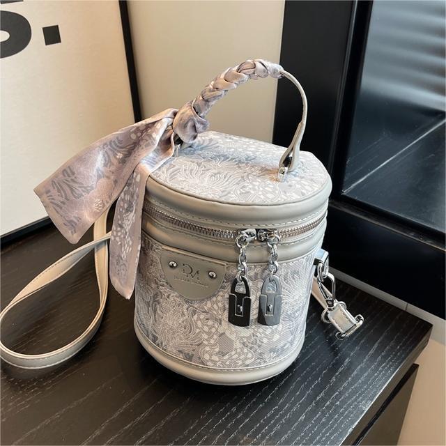 High sense fashion casual niche texture bucket bag 2025 new women's bag trend versatile Internet celebrity messenger bag women