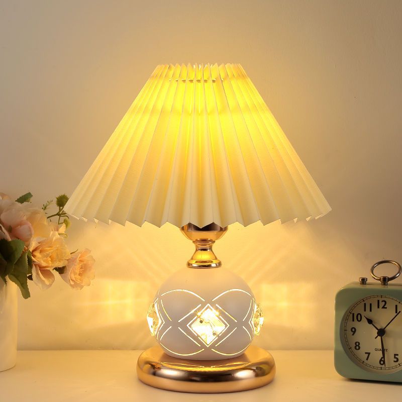 Table lamp bedroom ins girl bedside night light Nordic retro pleated gift Internet celebrity table lamp wedding feeding lamp