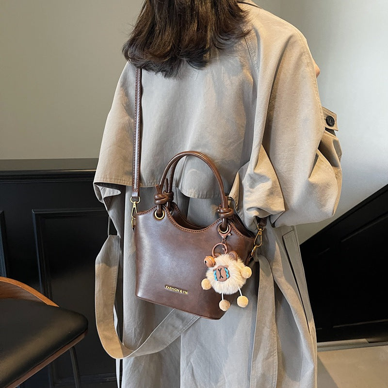 Retro fashion casual bucket bag 2025 winter new trendy shoulder bag commute to work premium messenger bag