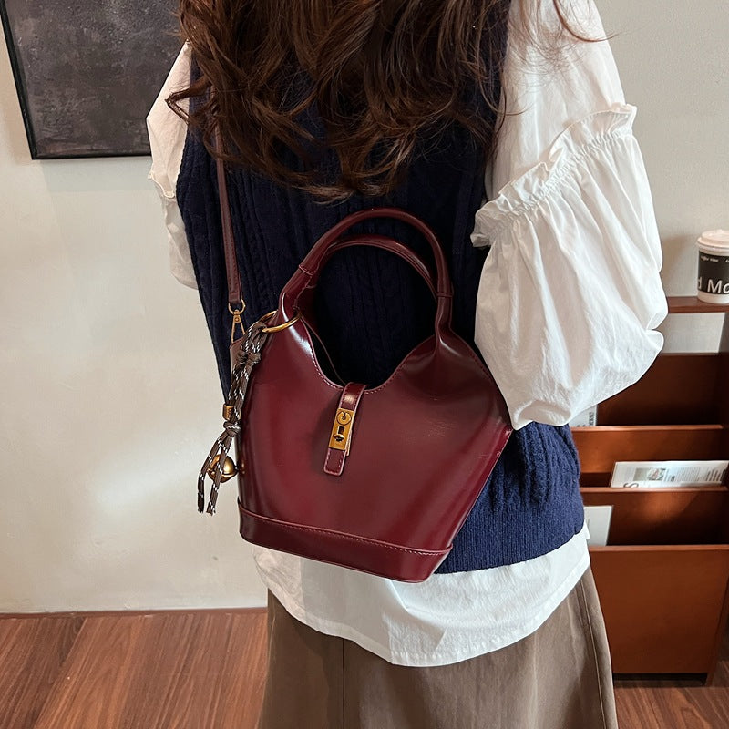 New products are hot, Korean niche retro portable bucket bag, women's casual versatile commuter premium messenger bag