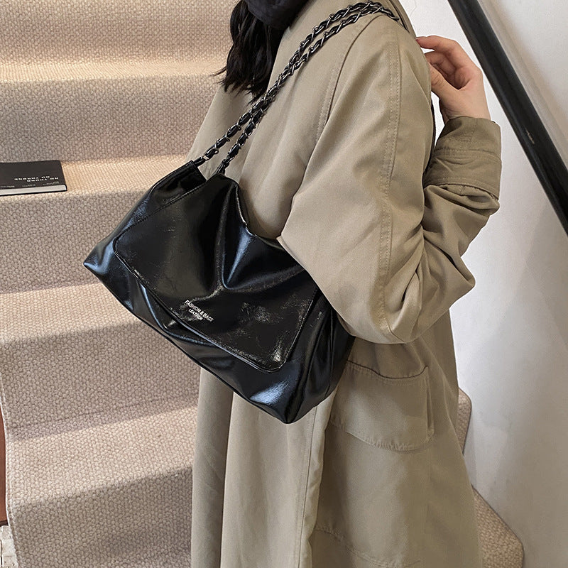 Solid color simple large-capacity foreign gas bag women's 2025 new trendy underarm commuter chain single shoulder tote bag