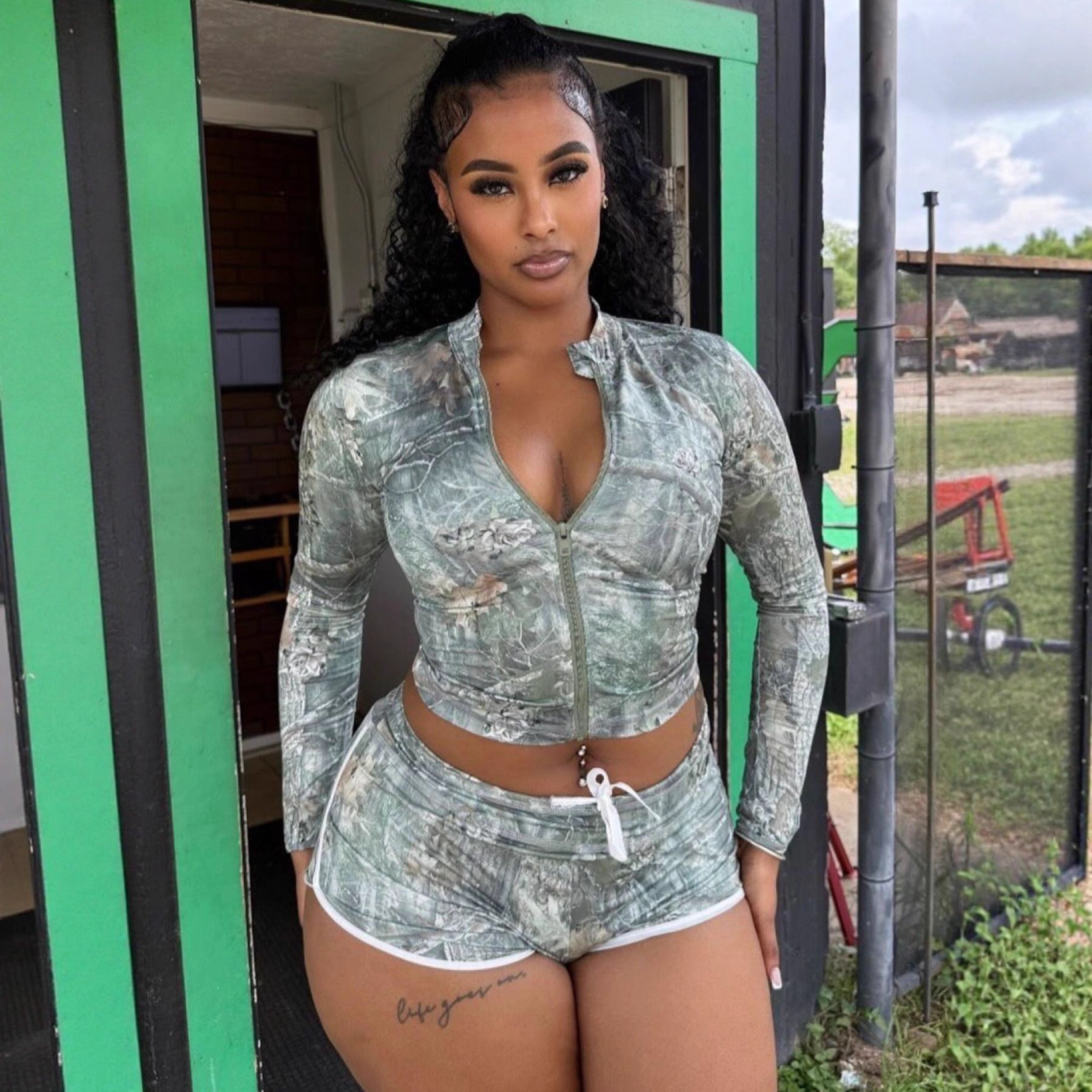 Cross-border Europe, America and 2025 new women's clothing sexy Spice Girls printed zipper cardigan top slim shorts two-piece set