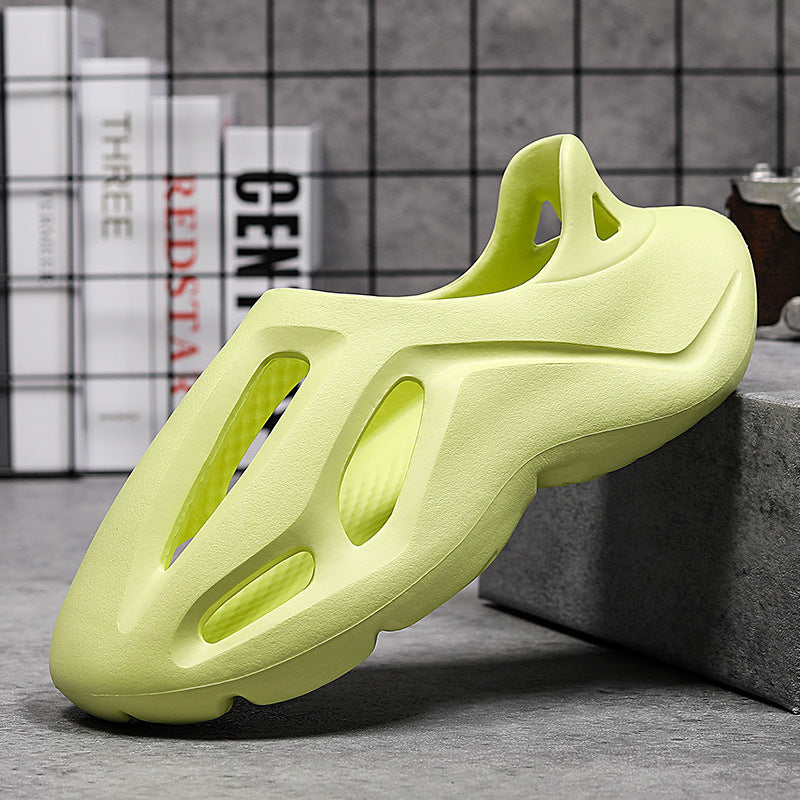 Foreign trade men's hole shoes summer 2024 new stepping on shit couple beach shoes Internet celebrity soft-soled bag head sandals