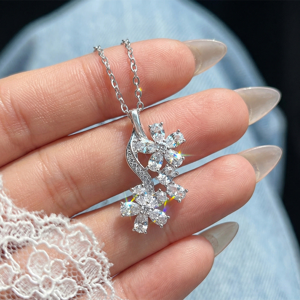 popular copper inlaid with zirconium and diamonds, flower necklace for women, accessible luxury fashion, new versatile titanium steel clavicle chain jewelry