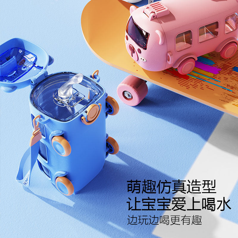 Summer baby bus water cup student kids sports cup large capacity plastic cup with straw plastic cup resistant to falling