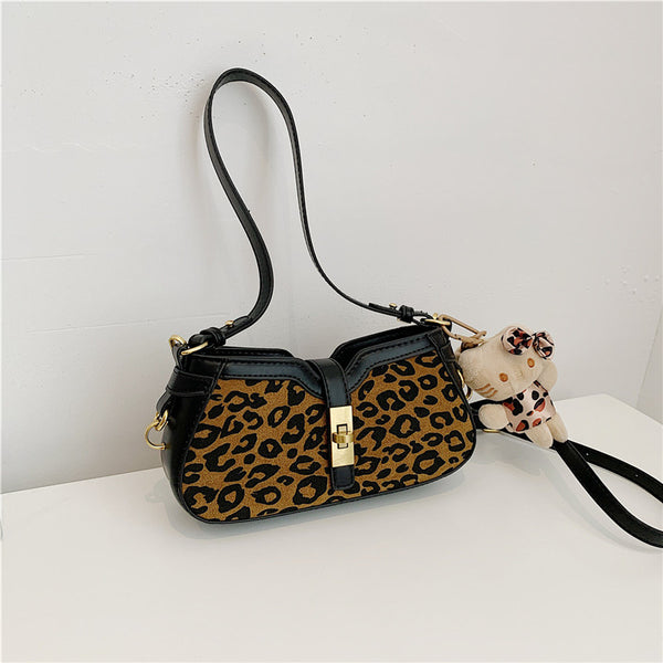 This year, the popular retro matte small bag women's 2025 new autumn and winter versatile messenger bag shoulder underarm bag