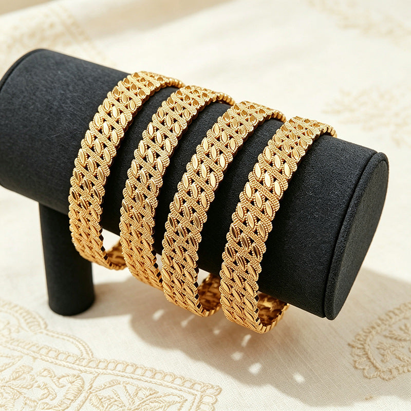 Trendy bohemian sparkling bangle with high-end luxury leaf charm – perfect as a bridal gift