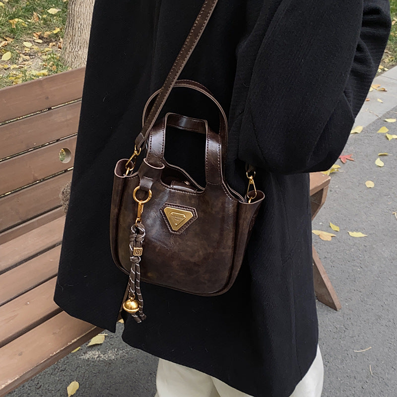 European and American retro trend shoulder bag 2025 new women's bag messenger bag foreign style solid color bucket bag underarm bag portable