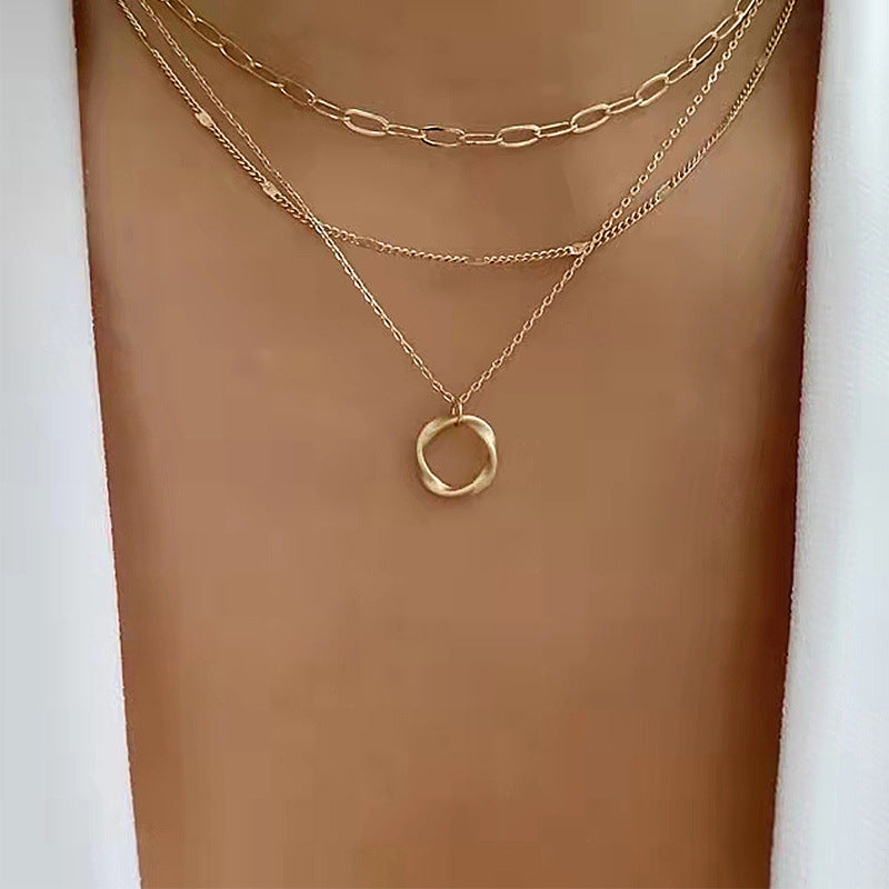 Wholesale alloy necklaces: chunky chains, statement chokers, electroplated circle pendants - trendy hip-hop style for women