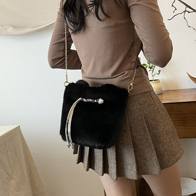 Retro baguette messenger bag women's 2025 autumn and winter new textured commuting versatile hair bag shoulder armpit bag