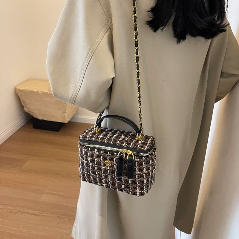 Bag 2025 new fashionable autumn woolen plaid chain Korean version shoulder bag simple portable messenger bucket bag