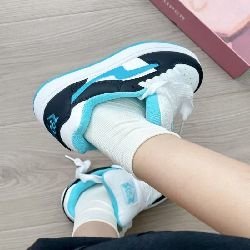 2025 black and white panda board shoes ins original niche lightning bread shoes casual versatile white shoes children