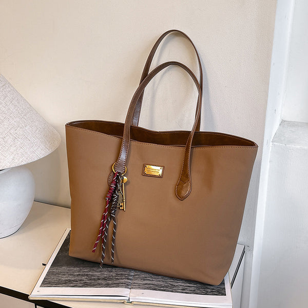 This year, the popular large-capacity tote bag women's 2025 new casual simple underarm bag trendy versatile commuter shoulder bag