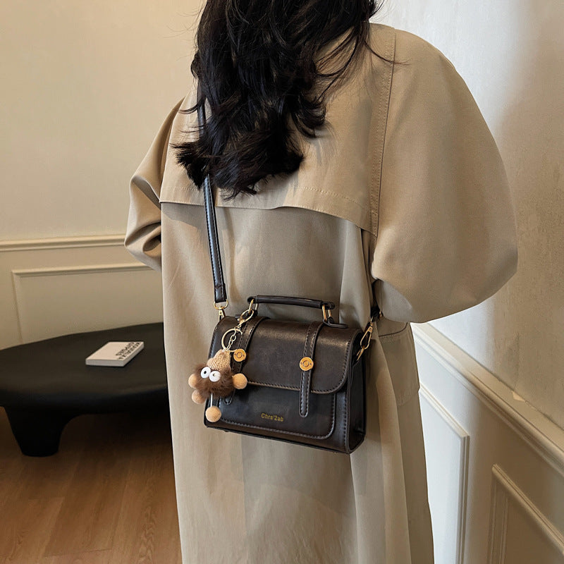 New bag women's 2025 popular fashion trend messenger bag winter versatile single shoulder portable mailman small square bag