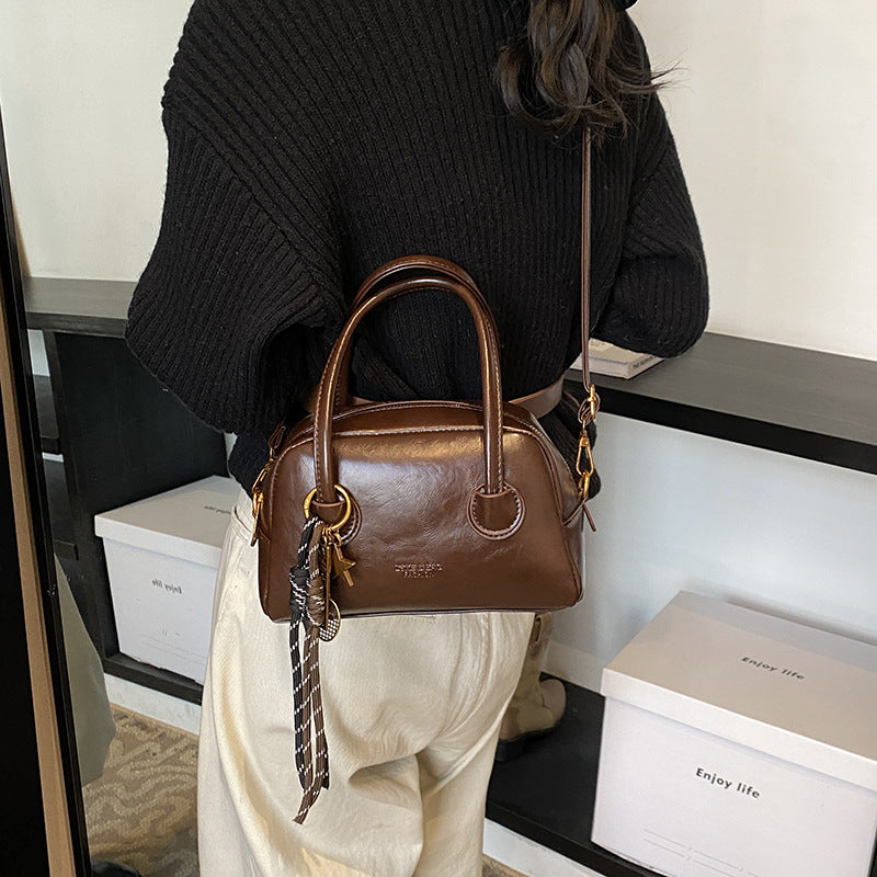 Retro commuter bag women's large capacity 2025 new autumn and winter leisure niche messenger bag portable work pillow bag