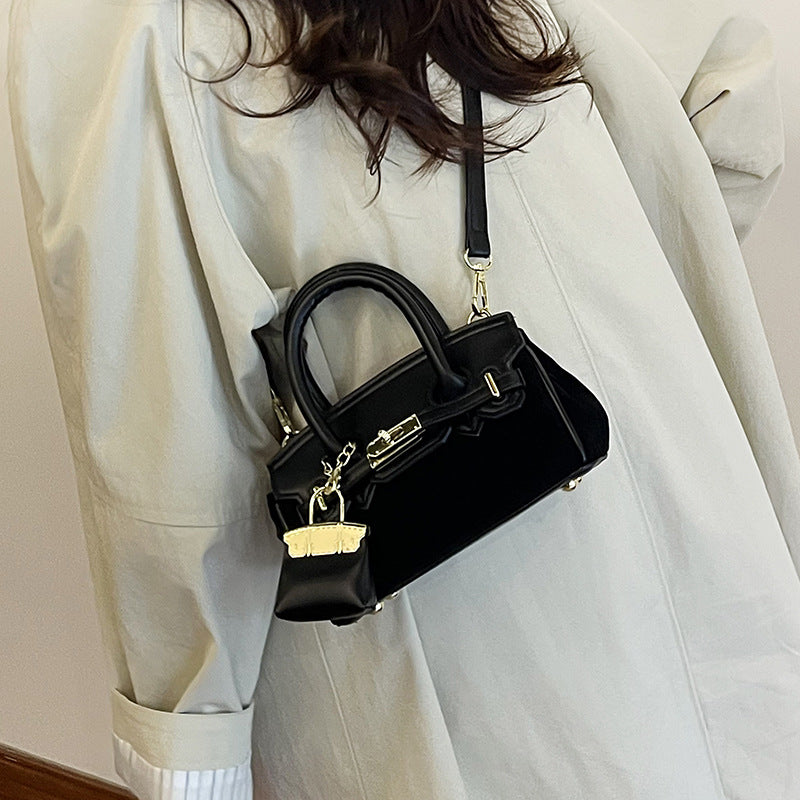 High-end women's bag, 2025 new arrival, vintage-inspired, niche design, lock closure bag, trendy and versatile for autumn, can be used as a shoulder bag, crossbody bag, or handbag
