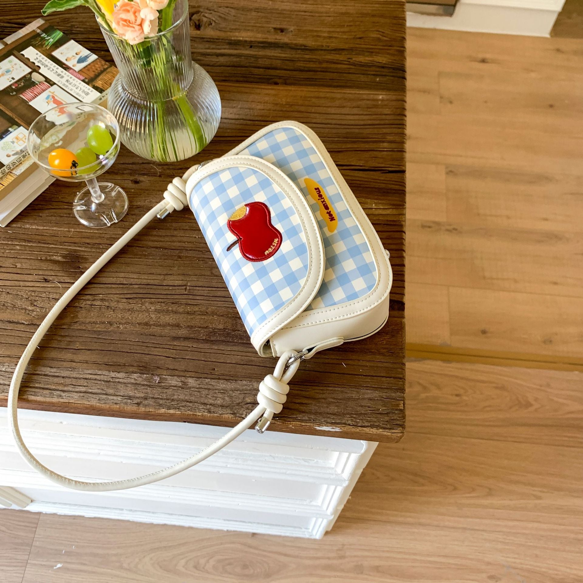 Cartoon embroidered hand carry small square bag 2025 summer new Korean version fashion versatile casual shoulder bag feeling messenger bag