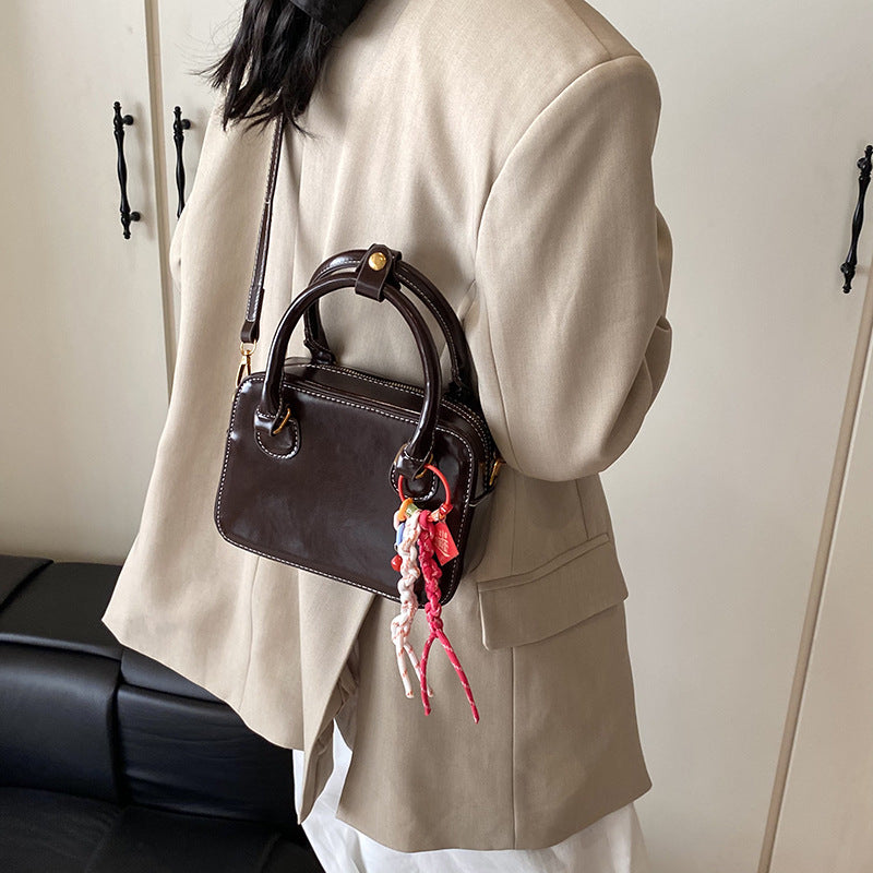 Retro niche bag women's 2025 new autumn and winter foreign versatile messenger bag high-end fashion portable small square bag