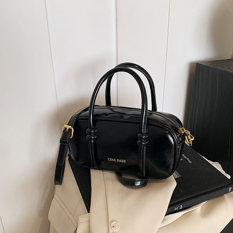 Fashion trendy hand carry small square bag 2025 winter new retro niche simple casual commuter messenger bag