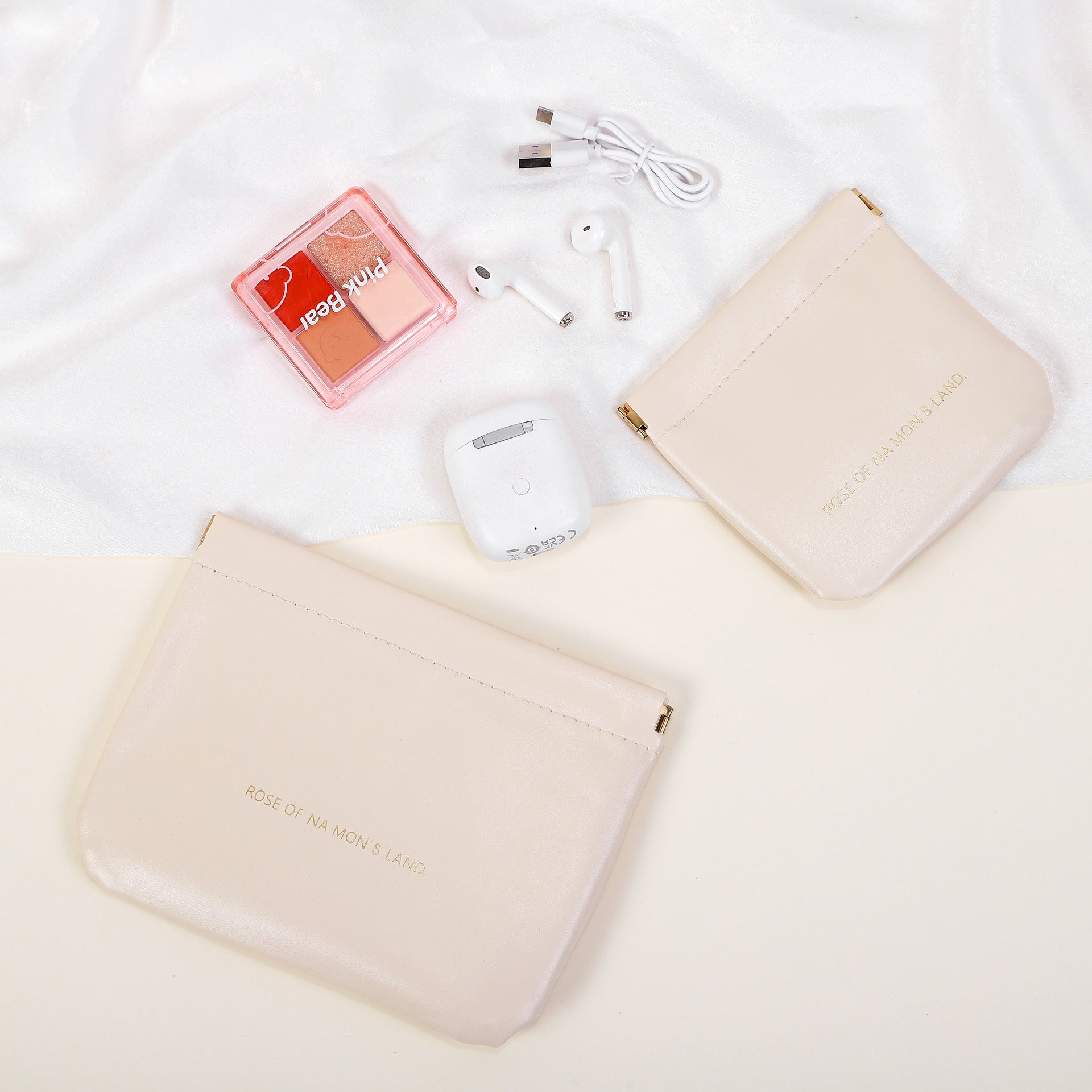 Shrapnel storage bag, data cable, change storage bag, automatic closure PU cosmetic bag, portable bag, mini bag inside.