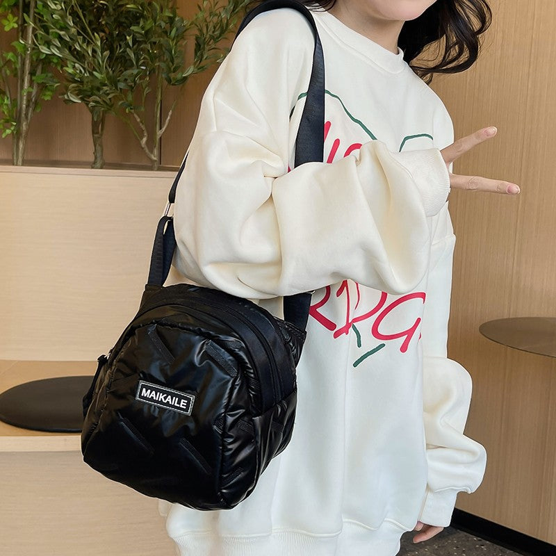 High-end niche messenger bag women's 2024 winter new Korean version fashion travel soft messenger bag