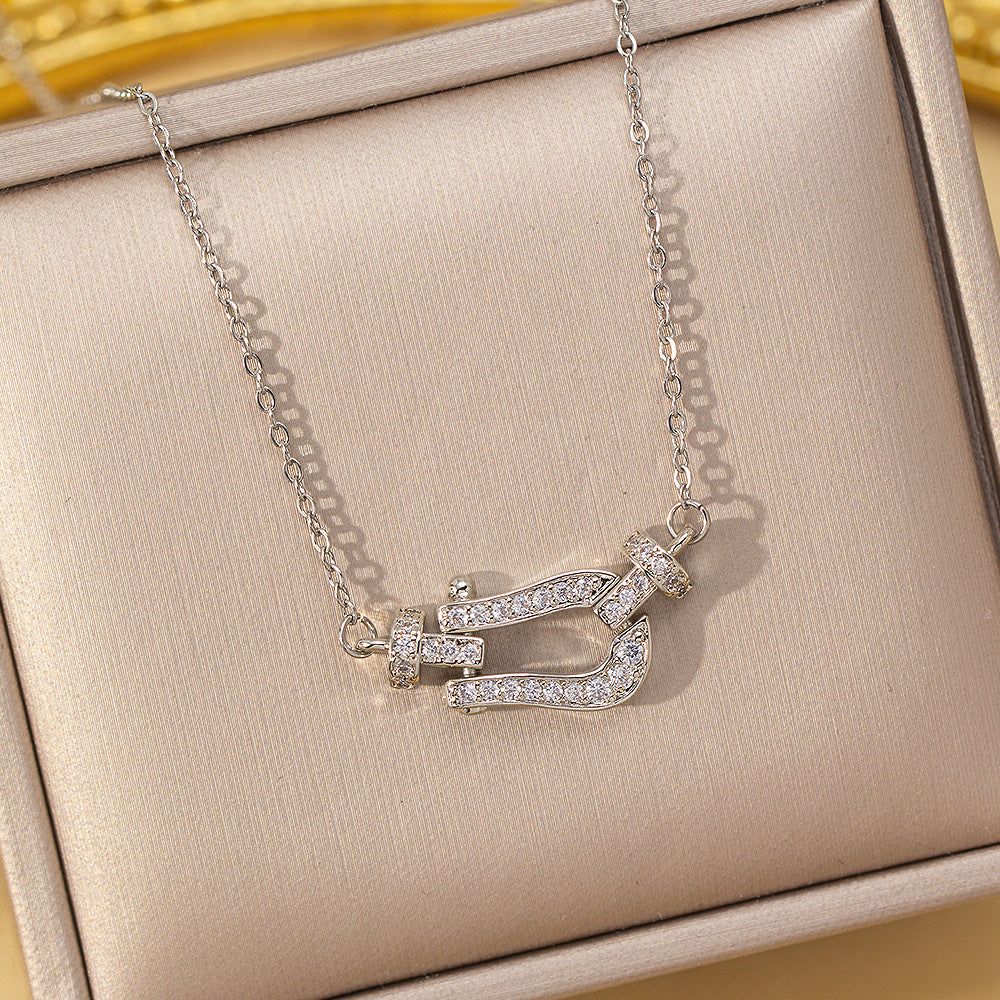 [copper inlaid with zirconium] luxurious full diamond horseshoe buckle titanium steel necklace for women, versatile niche accessible luxury high-end clavicle chain jewelry
