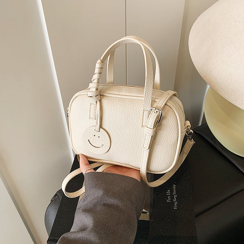 Fashion shoulder bag new simple casual commuter messenger bag  Korean version of high-end sense foreign versatile bag women