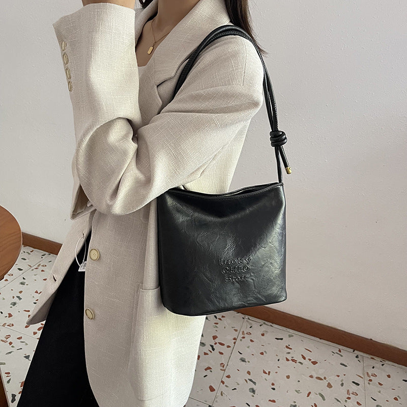 Retro fashion bucket bag women's 2025 new autumn commuting versatile shoulder bag niche high-end women's bag