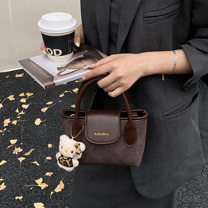 Simple and stylish crossbody bucket bag, 2025 autumn/winter vintage-inspired commuter casual bag, understated luxury niche handbag, shoulder bag