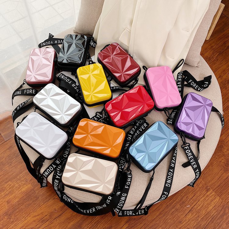 Manufacturers customize a variety of multi-color makeup bags, textured corporate gifts, portable anti-wash bags, and large-capacity travel storage boxes.