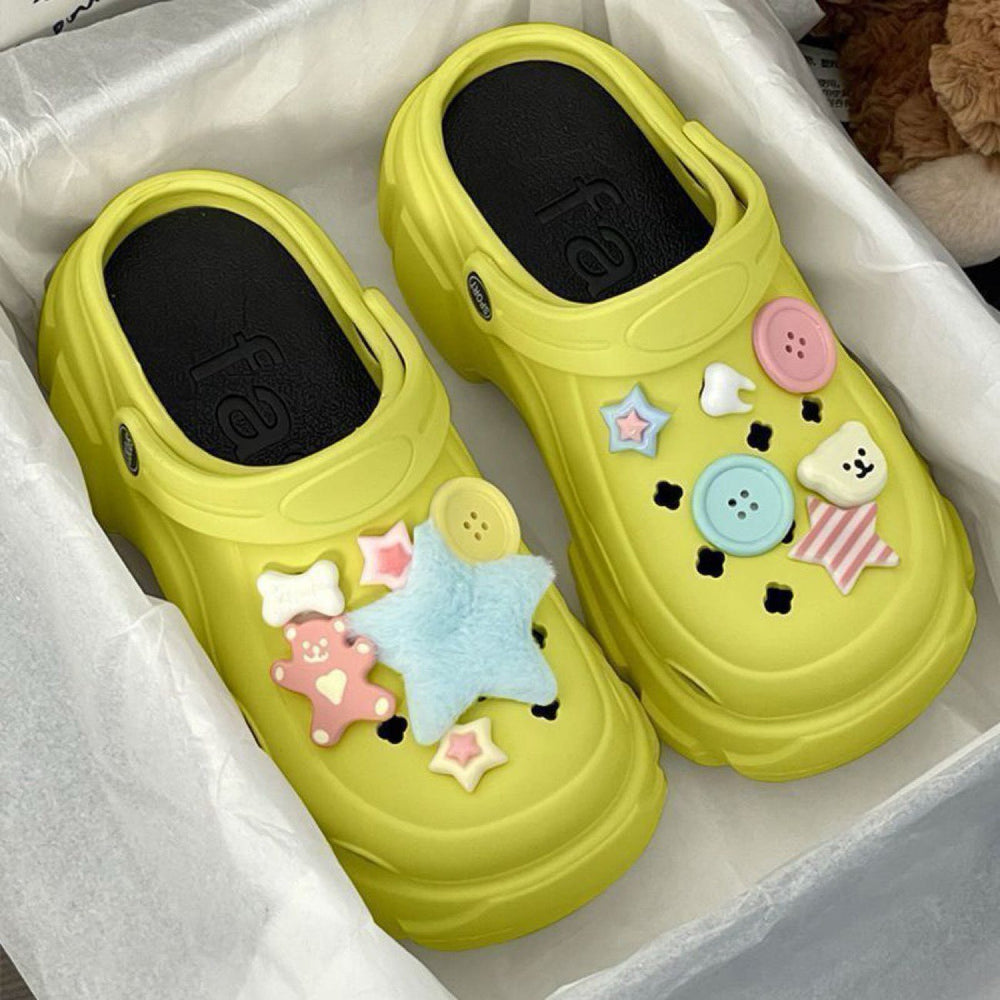2026 cartoon thick sole crocs women's summer outwear new arrival indoor summer women's stomping on shit feeling non-slip sandals women's