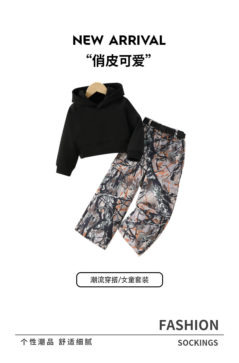 girls' two-piece hoodie set: black hooded sweatshirt & camo cargo pants - stylish & sporty autumn outfit for kids