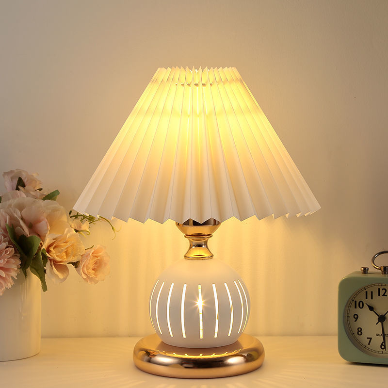 Table lamp bedroom ins girl bedside night light Nordic retro pleated gift Internet celebrity table lamp wedding feeding lamp