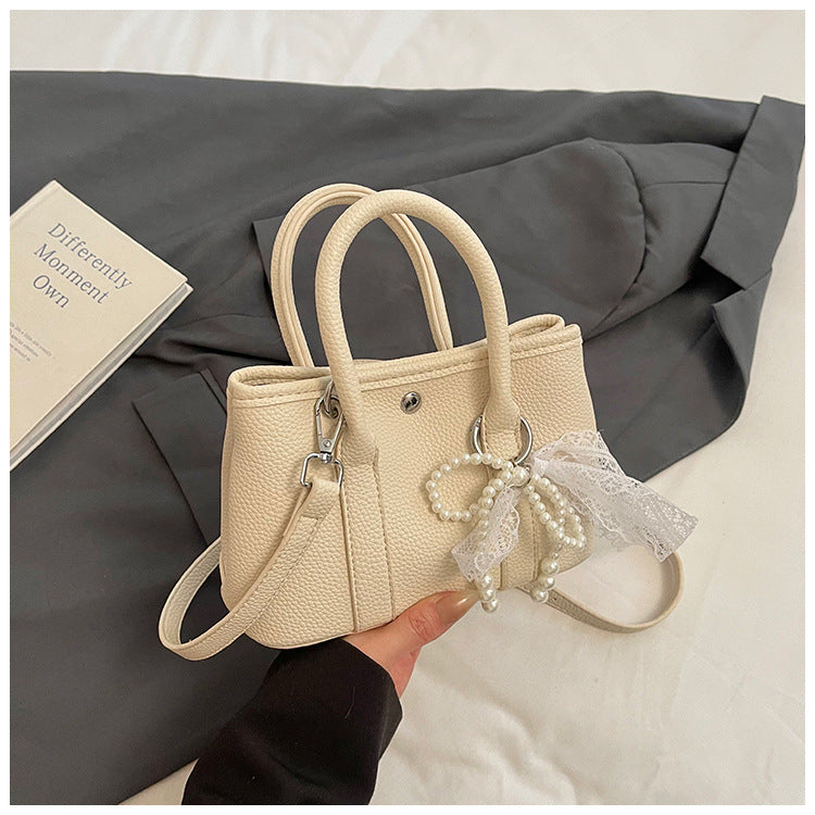 Fashion handbags are popular this year, casual commuting messenger bags, new Korean version of foreign style versatile travel shoulder bags
