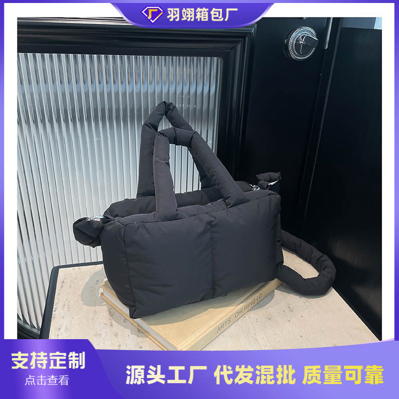 Cross-border new niche design large-capacity fashion handbag casual summer personality trendy shoulder messenger tote bag