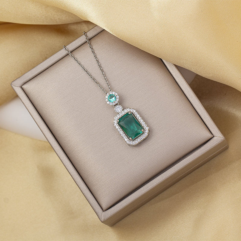 Necklace for women, simple and fashionable, electroplated titanium steel pendant, niche design, accessible luxury, high-end, accessible luxury style, golden clavicle chain