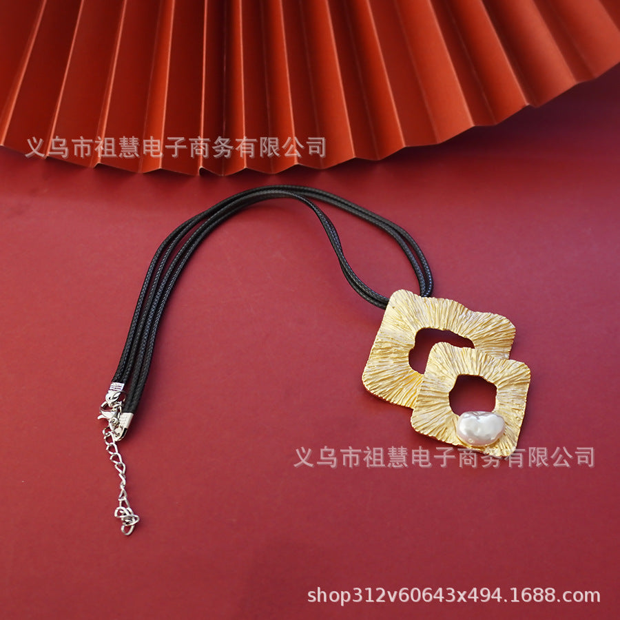 Classic leather chain clasp faux pearl pendant with floral, starfish, and seashell design – perfect for women's gatherings