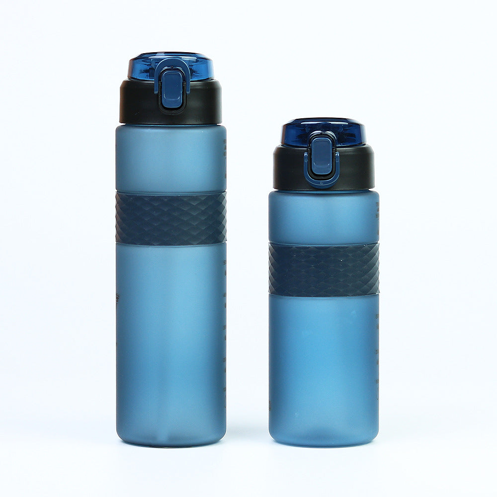 Factory-customized portable plastic water bottle, outdoor sports direct drink large capacity water jug, pop-up lid anti-scald space cup with straw