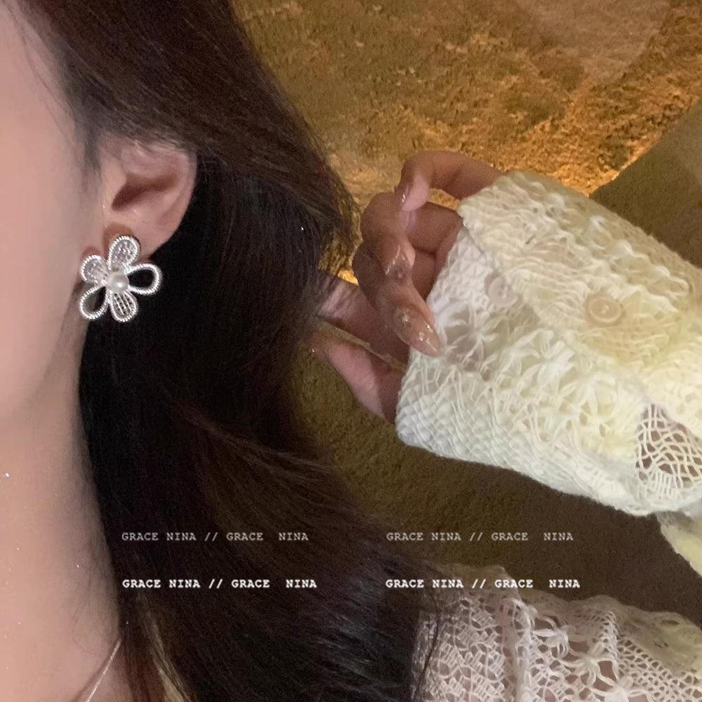 Silver needle korean style lace design hollow flower s family pearl stud earrings women's high-end earrings elegant stud earrings