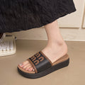 Women's flip-flops summer 2025 new fashion indoor internet celebrity outwear thick solenon-slip beach stomping on shit feeling cool slippers