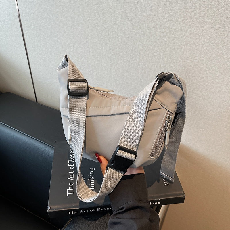 Foreign trade casual dumpling bag women's new lightweight messenger bag outdoor sports shoulder bag versatile commuter mobile phone bag