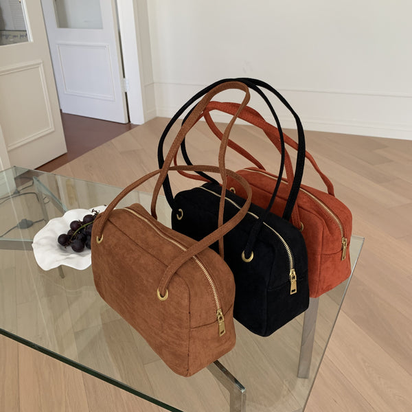 The Korean version of autumn and winter ins blogger has the same velvet one-shoulder baguette bag, underarm bag, simple retro small square bag, tote bag.